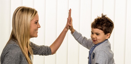 Mutter und Sohn, Symbol für Liebe, Spaß, Kindheit, Glück