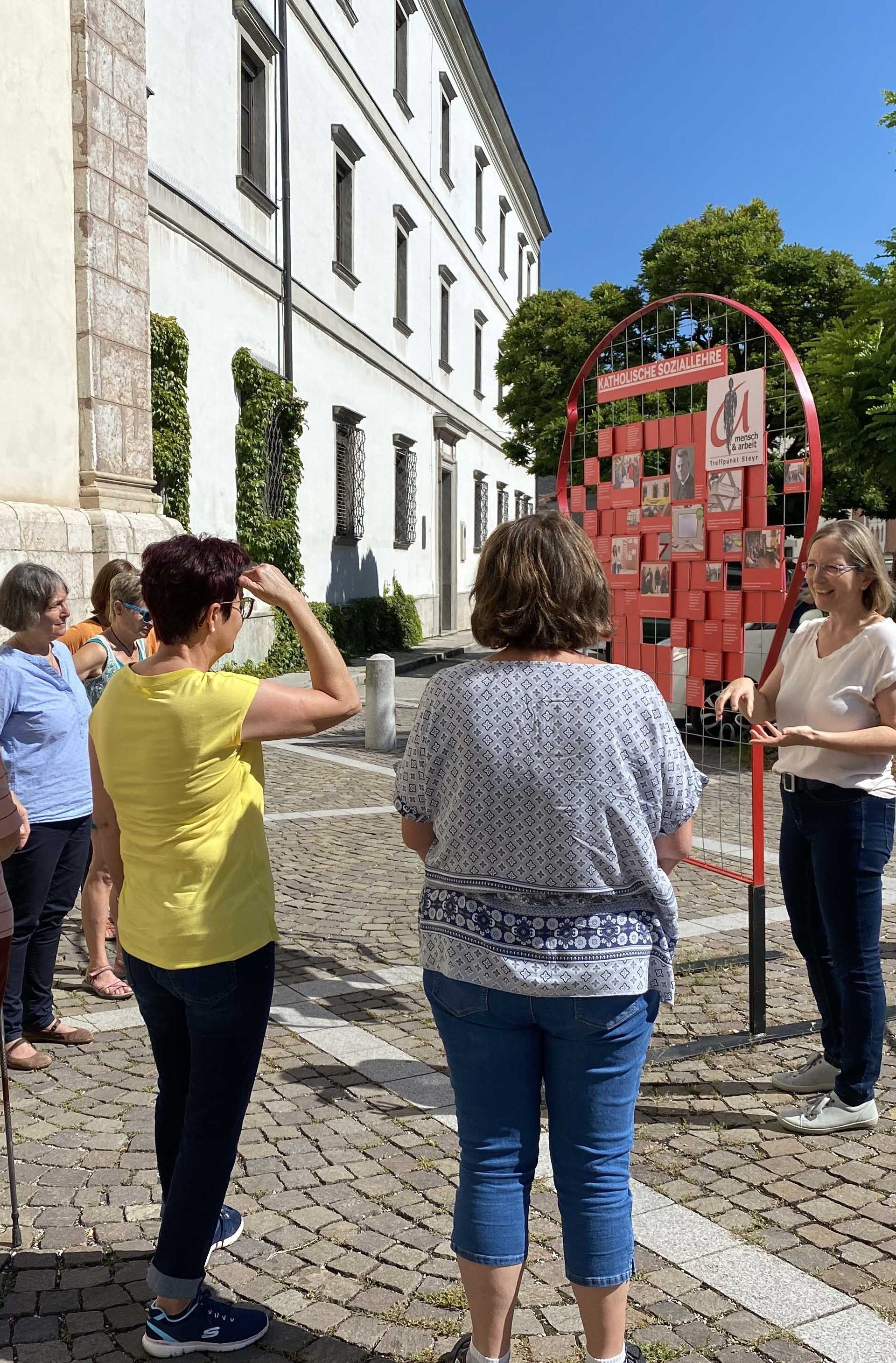 Besucherinnen der Ausstellung vom Treffpunkt mensch & arbeit in Steyr