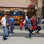 Jugendliche beim Turn- Teambuilding-Unterricht,Caritas-Sommerschule in Zarqa   