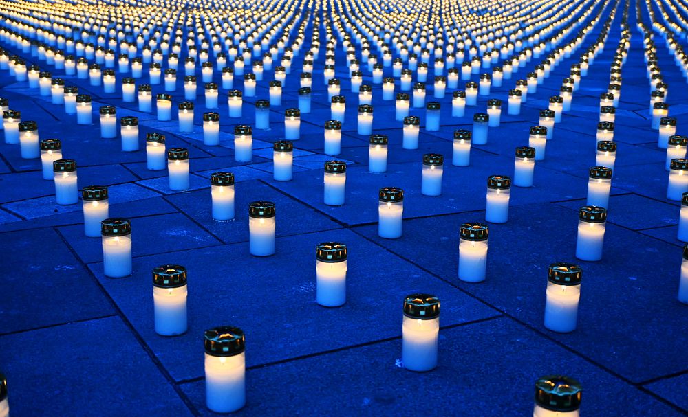 'Lichtermeer aus Solidarität mit der Ukraine' der Caritas am Wiener Stephansplatz, 20. Februar 2025 / kathpress / Pernsteiner Eisenstädter Bischofsvikar Voith: Bei Ukraine-Hilfe nicht nachlassen