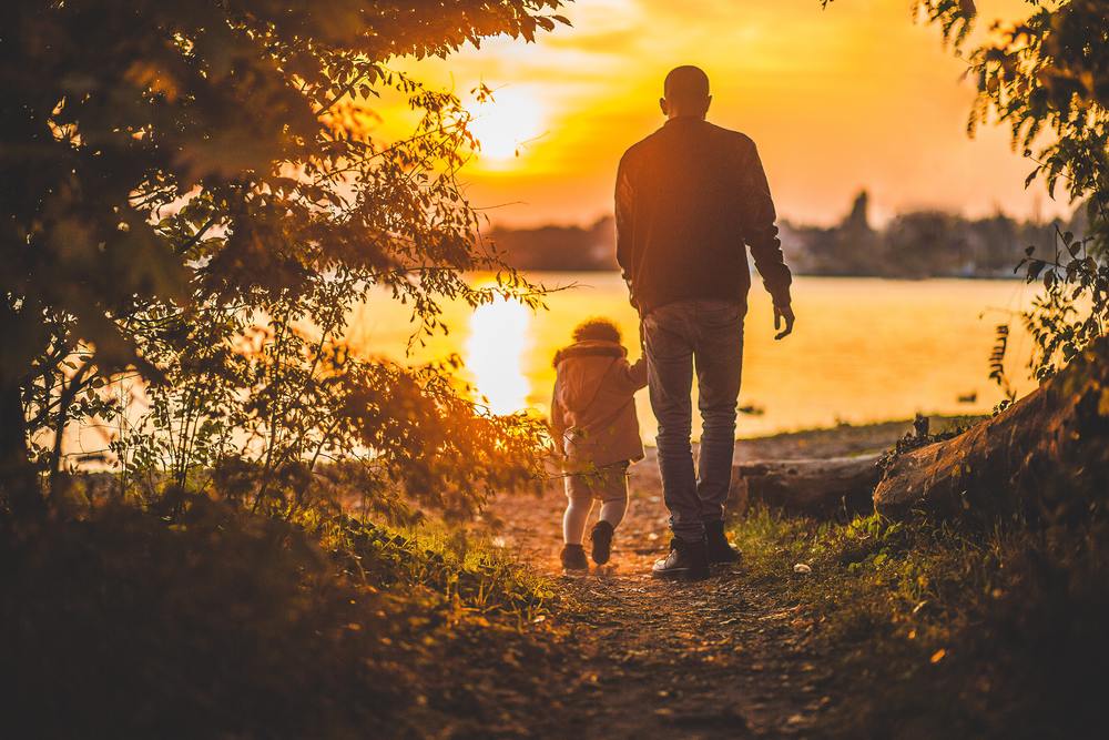 Vater mit Kind / Negative Space via pexels.com / CC0 License
