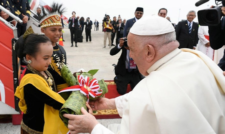 Kinder in indonesischer Landestracht begrüßen Papst Franziskus am Flughafen Jakarta