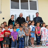 Dorf Levo: Gruppenbild vor dem Dorfkindergarten, der mit Mitteln der ICO erbaut wurde