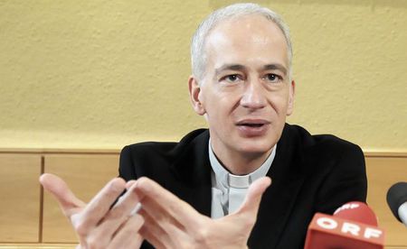 Caritas-Präsident Michael Landau im Gespräch mit jungen Flüchtlingen / kathbild.at/Rupprecht