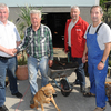 Der Ardagger Pfarrer Gerhard Gruber besucht Flutopfer und hilft u.a. mit Spendengeldern