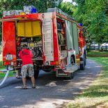 Bei Temperaturen über 30 Grad hat die Freiwillige Feuerwehr Feldkirch (OÖ) die Flüchtlinge im Lager Bergheim mit einer kalten Dusche überrascht.