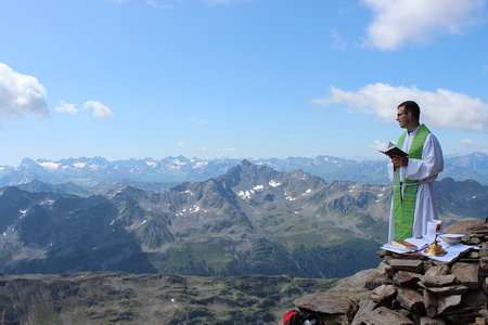 Geistliche Sommerfrische: Kirche lädt zu Berg- & Gipfelmessen