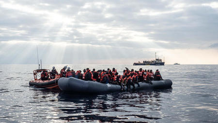 Bootsflüchltlinge vor der Aufnahme in die Sea-Watch 3