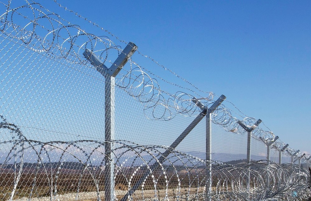 Sperrzaun aus Stacheldraht / Caritas Österreich SOS Balkanroute: Lage an EU-Außengrenzen bleibt alarmierend