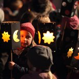 Kinder halten Laternen in den Händen.  Sankt Martins Umzug  am 10. November 2014 in Rheinbach.